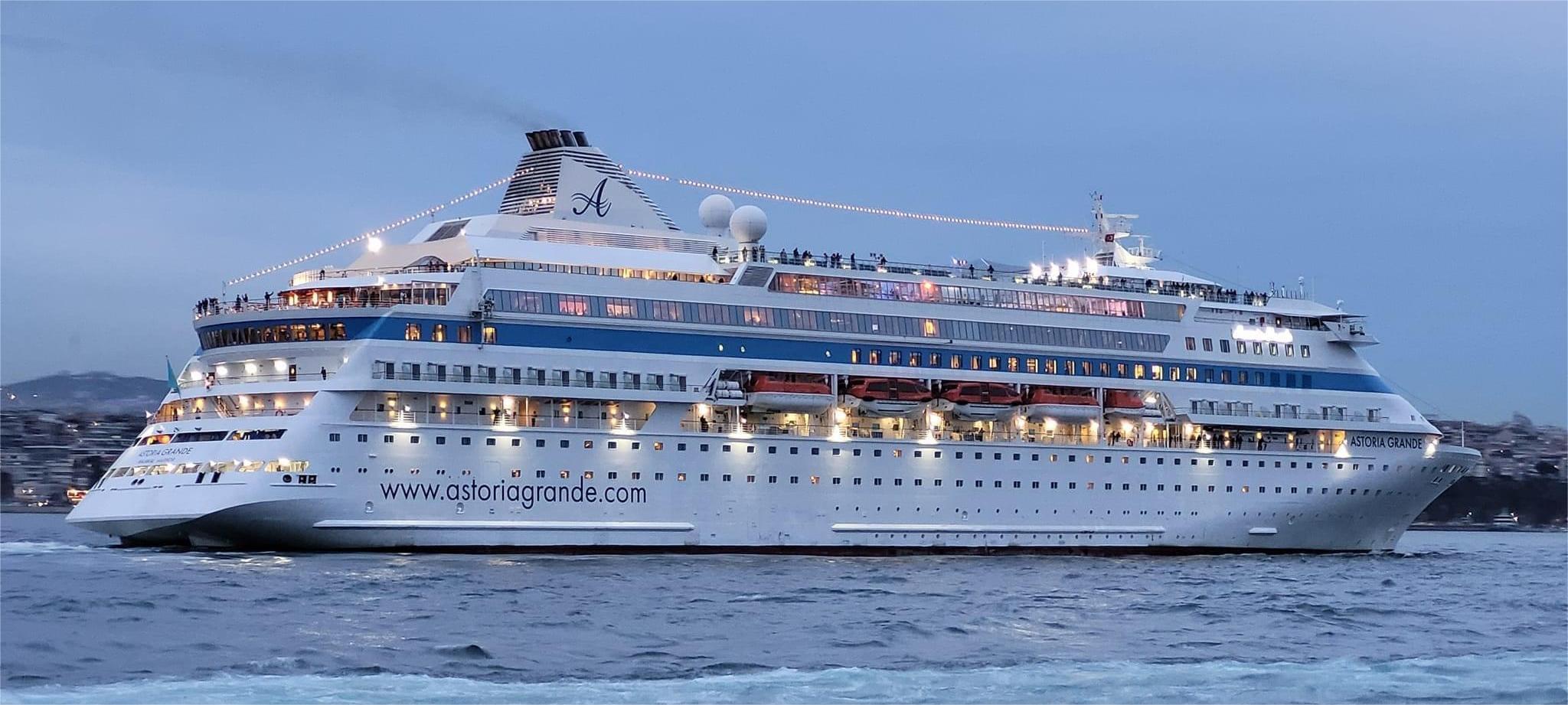Astoria Grande в море